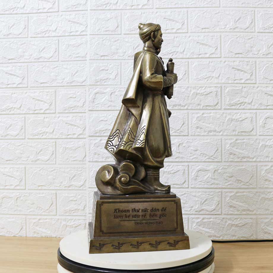 Trưng b&agrave;y tượng Trần Hưng Đạo bằng đồng tại ph&ograve;ng l&agrave;m việc